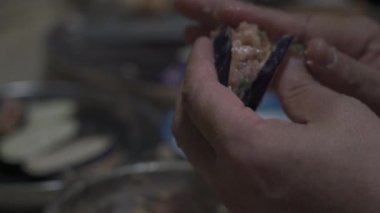 Bir şef doldurulmuş patlıcan yapıyor, içi etle doldurulmuş patlıcan