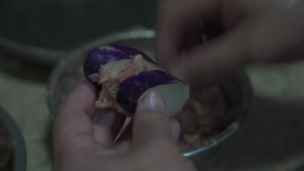 厨师在做填饱了的茄子 填满了肉的茄子 — 图库视频影像