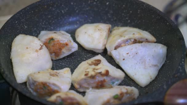 一个厨师在煎填饱的猪肉柚子皮 — 图库视频影像