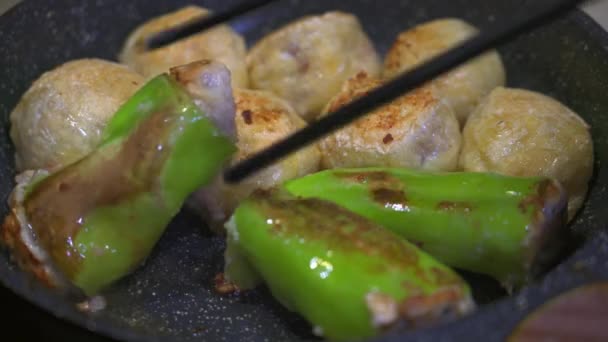 厨师在平底锅里煎蔬菜 辣椒和鳄梨 — 图库视频影像