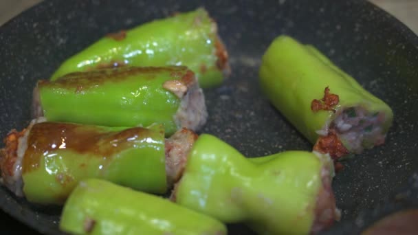 厨师在平底锅里煎蔬菜 辣椒和鳄梨 — 图库视频影像