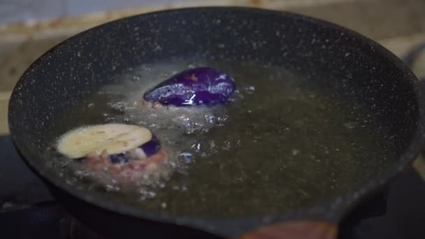 Chef Frying Stuffed Eggplant Eggplant Stuffed Meat Pan — Stock Video