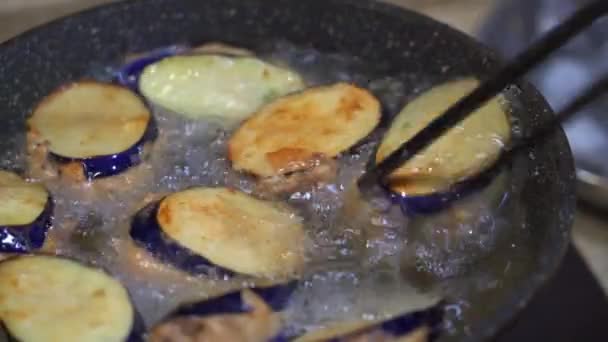 Bir Şef Doldurulmuş Patlıcan Patlıcan Ile Doldurulmuş Tavada — Stok video