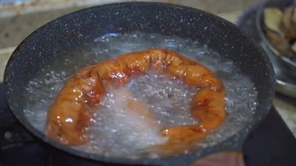 Szef Kuchni Smaży Jelita Wieprzowe Patelni Smażąc Świnię Cali — Wideo stockowe