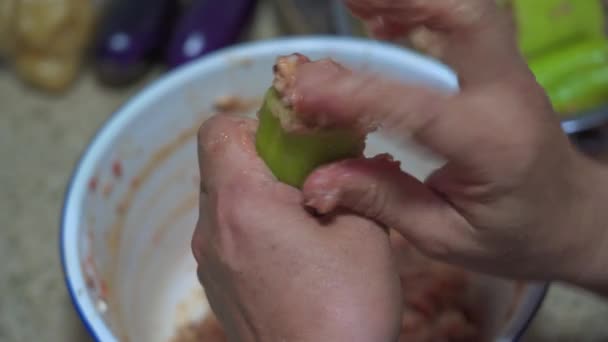Chef Está Fazendo Pimentas Recheadas Pimentas Verdes Recheadas Com Carne — Vídeo de Stock