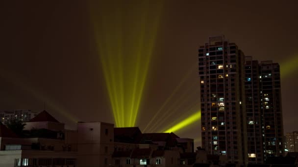 Fotografia Mijającego Czasu Reflektorów Scenicznych Budynkach Miejskich Nocą — Wideo stockowe
