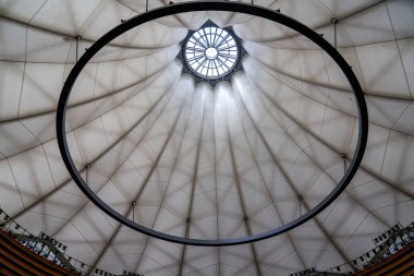 Çin 'in Guangxi kentindeki Nanning Kongre ve Sergi Merkezi' nde Hibiscus Salonu 'ndan Transom.