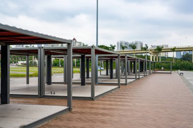 Parktaki ticari tezgahlar için metal destek çadırı.