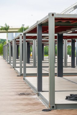 Parktaki ticari tezgahlar için metal destek çadırı.