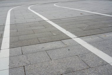 Parkta bisiklet ve yaya işaretleri