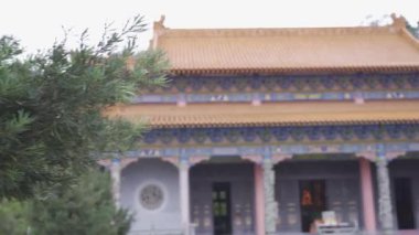 Muhteşem bir geleneksel Çin Budist tapınağı HLG video görüntüleri oluşturuyor.