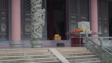 Muhteşem bir geleneksel Çin Budist tapınağı HLG video görüntüleri oluşturuyor.