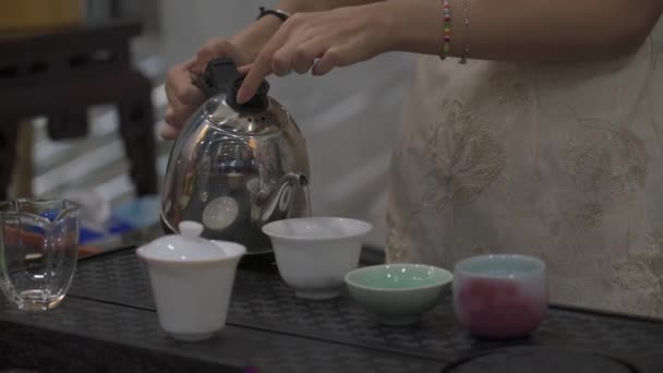Samice Čaj Sommeliéry Dělat Čaj Pro Hosty Pít Čaj Expo — Stock video