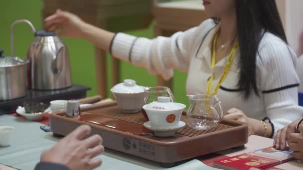 Female Tea Sommeliers Making Tea Guests Drink Tea Expo Hlg — Stock Video