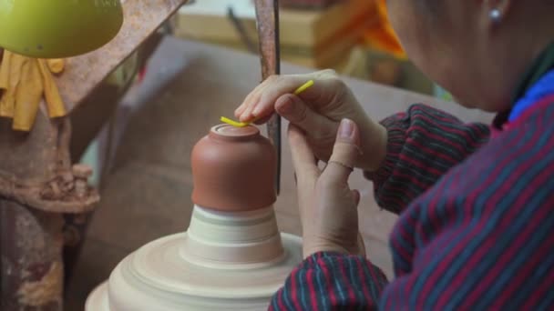 広西省 中国のニクシング陶器の生産工場の生産労働者 — ストック動画