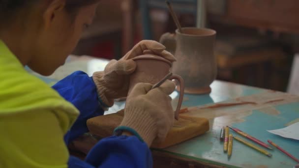Производственные Работники Завода Производству Керамики Нисин Циньчжоу Гуанси Китай — стоковое видео