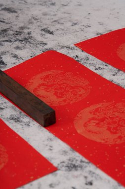 Çin Yeni Yılı için boş kırmızı bahar çifti kaligrafi kağıdının yakın plan çekimi