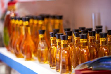 Küçük şarap şişelerini bir alışveriş merkezinde düzgünce yerleştirin.