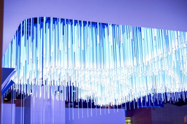 Büyük ölçekli sergiler için ışıklandırma tasarımı ve tavan dekorasyonu