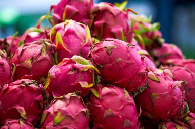 Taze kırmızı ejderha meyvesi yığını