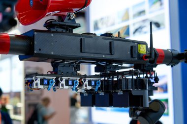 Sergi salonundaki tripoda asılı profesyonel video kameranın yakın çekimi