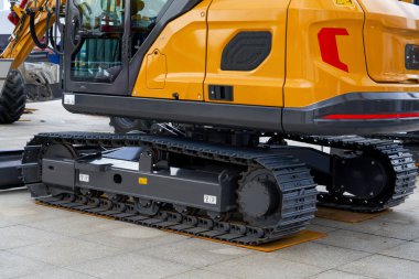 Büyük inşaat makineleri kazıcısının yakın plan görüntüsü