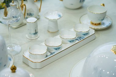 Güzel ve zarif Çin porselen sofra takımı üst düzey ziyafet masasında.