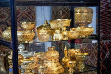 Güneydoğu Asya tarzı altın kaplar ve kaplar dolaba yerleştirildi