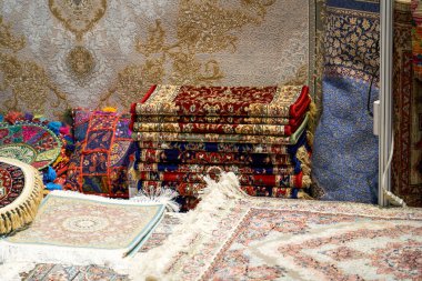 İran ya da Güneydoğu Asya tarzında geleneksel desenli halı