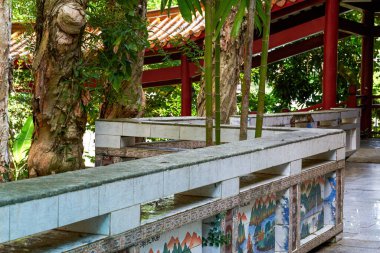 Klasik ve zarif geleneksel Çin kraliyet bahçeleri ve antik binalar