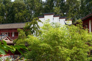 Klasik ve zarif geleneksel Çin kraliyet bahçeleri ve antik binalar