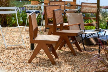 Kamp alanında gevşetici ahşap sandalyeler