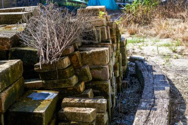 Kırsal kesimde tuğlalar yığılmış.