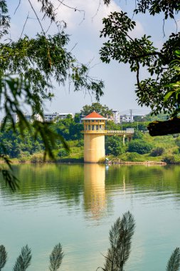 Nehir kenarındaki hidroloji kulesinin mimari manzarası