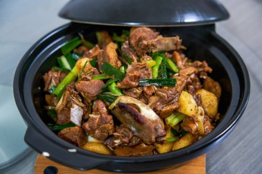 Kestaneli lezzetli bir ördek, ev yemeği.