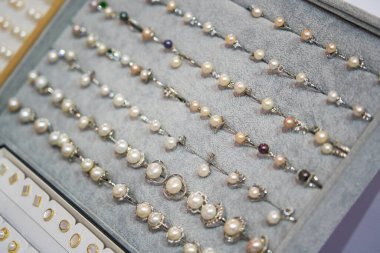 Mağazada satılık inci mücevher yakın plan.