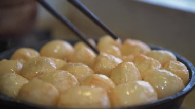 Bir şef tavada tofu kızartıyor, kızarmış tofu, sıcak çömlek malzemeleri.