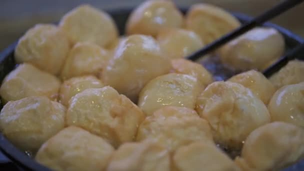 厨师在锅里煎豆腐 炸豆腐 火锅配料 — 图库视频影像