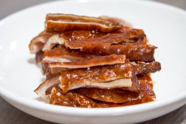 Bir tabak leziz kızarmış domuz bağırsağı, yedi inç kızartılmış.