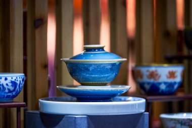 Enfes ve zarif Çin Mor Kum Seramik çay fincanları ve çaydanlıkları.