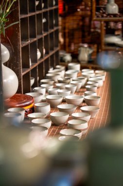 Enfes ve zarif Çin Mor Kum Seramik çay fincanları ve çaydanlıkları.