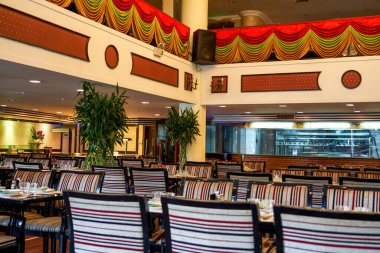 Lüks ve rahat bir Brezilya barbekü restoranının iç manzarası.