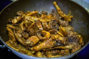 Çinli bir şef pişmiş ördek pişiriyor.