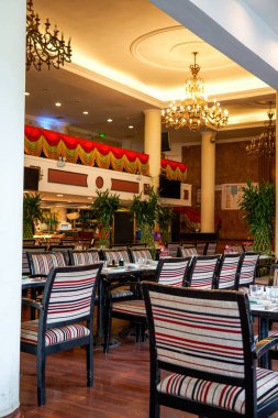 Lüks ve rahat bir Brezilya barbekü restoranının iç manzarası.