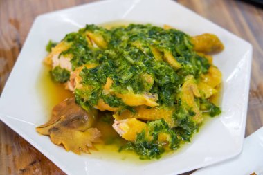 Lezzetli bir Kanton yemeği, soğan yağlı beyaz kesimli tavuk.