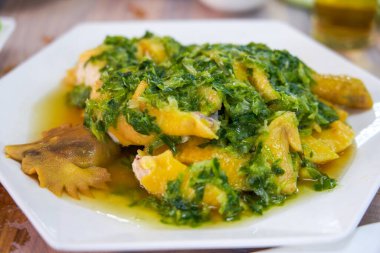 Lezzetli bir Kanton yemeği, soğan yağlı beyaz kesimli tavuk.