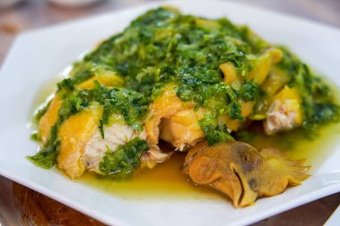 Lezzetli bir Kanton yemeği, soğan yağlı beyaz kesimli tavuk.