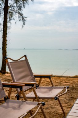 Plajda kamp yapmak için boş sandalyelerin yakın çekimi.