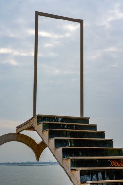 Tianmen, deniz kıyısındaki merdivenleri şekillendirdi.