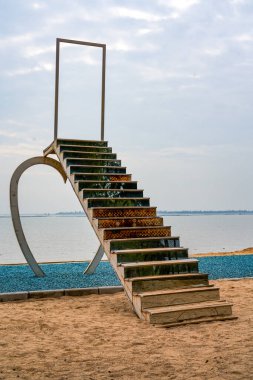 Tianmen, deniz kıyısındaki merdivenleri şekillendirdi.